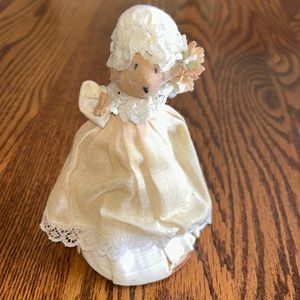 Hand-made in England. Collectible bride mouse shelf sitter